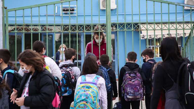 Ανοίγουν τα σχολεία στις 10 Ιανουαρίου με περισσότερα τεστ- Σύσκεψη Μητσοτάκη με λοιμωξιολόγους το πρωί