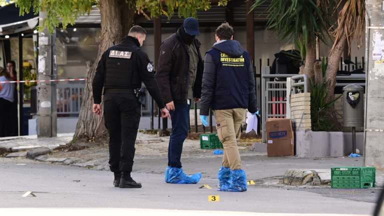 Γλυφάδα: Ξεκαθάρισμα λογαριασμών πίσω από τη μαφιόζικη εκτέλεση - Πυροβολούσαν μέσα σε κατάστημα, έδωσαν και χαριστική βολή