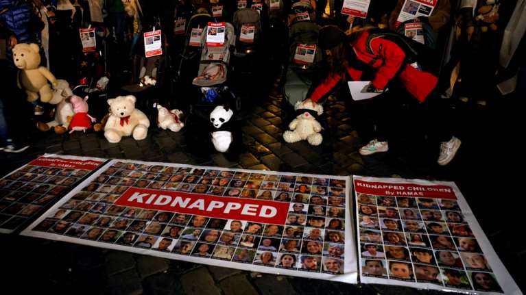 Το παρασκήνιο της συμφωνίας για την απελευθέρωση των Ισραηλινών ομήρων - Το Κατάρ και το προσωπικό στοίχημα Μπάιντεν