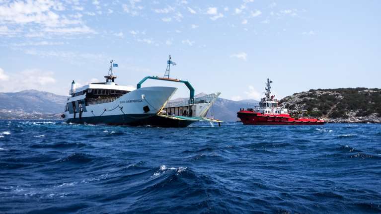 Νέα Στύρα: Εντός των επόμενων ωρών το σχέδιο απομάκρυνσης του πλοίου που έχει προσαράξει στην ξέρα &quot;Γλάρος&quot;