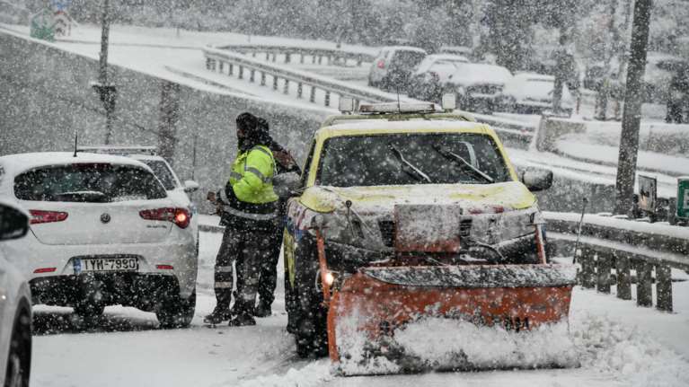 Αττική Οδός- Απίστευτη ιστορία: Εσπασαν τα νερά αποκλεισμένης εγκύου- Εψαχναν για ώρες περιπολικό να πάνε στο μαιευτήριο...