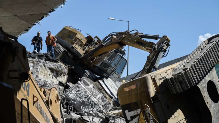 Κατέρρευσε υπό κατασκευή γέφυρα στα Μέγαρα - Δύο τραυματίες [εικόνες]