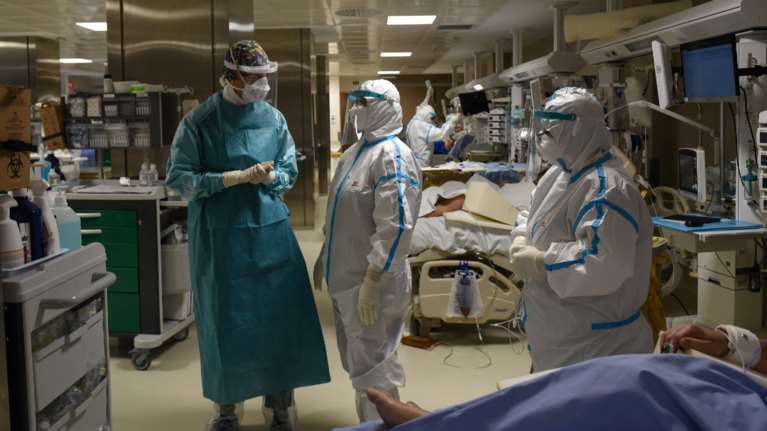 Εκτός ΕΣΥ οι ανεμβολίαστοι γιατροί και υγειονομικοί έως και τις 31 Μαρτίου- Κινδυνεύουν και με απόλυση πλέον