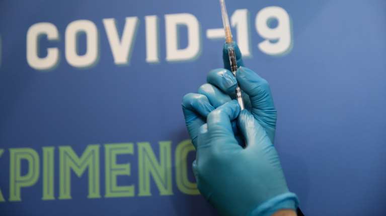 Κορονοϊός: Ποιοι και πότε μπορούν να κάνουν τα επικαιροποιημένα εμβόλια - Οι συστάσεις της Επιτροπής [Πίνακες]