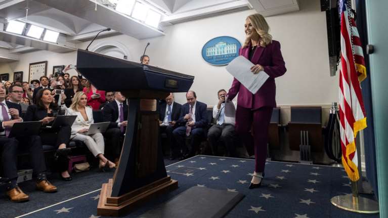 Καρολάιν Λίβιτ: Η 27χρονη εκπρόσωπος του Τραμπ και η πρεμιέρα στον Λευκό Οίκο - &quot;Έτοιμη για Βόρεια Κορέα&quot;, λέει  ο Guardian