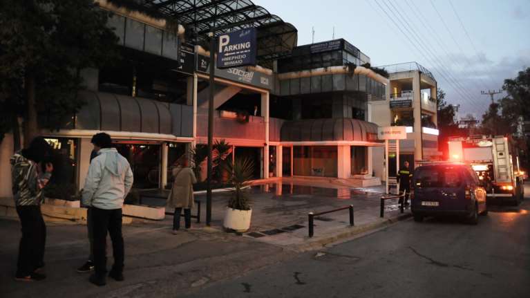 Πυρκαγιά σε στριπτιτζάδικο στη Μιχαλακοπούλου: Βγήκαν στο δρόμο χορεύτριες και προσωπικό