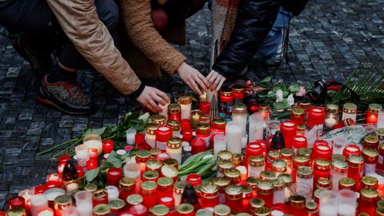 Ημέρα εθνικού πένθους στην Τσεχία: Θρήνος για τα 14 θύματα του μακελειού στην Πράγα