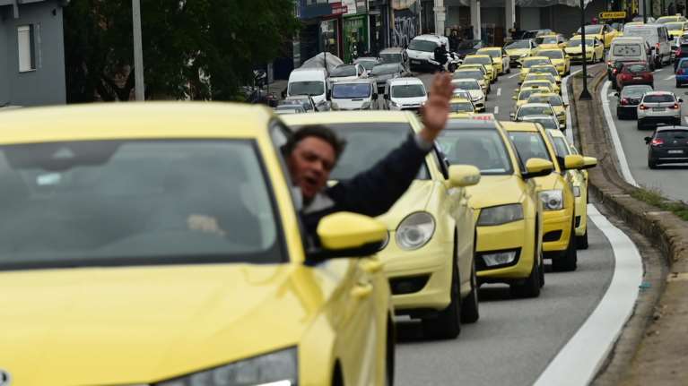 &quot;Κίτρινο&quot; ποτάμι στους δρόμους της Αθήνας: Πορεία διαμαρτυρίας των ταξί στο Υπουργείο Μεταφορών - Ποιοι δρόμοι κλείνουν