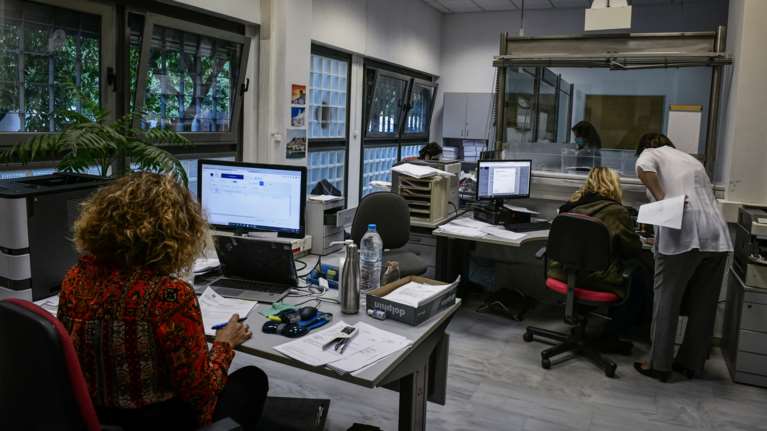 Αυξήσεις μισθών: Ποιοι θα πάρουν πόσα και πότε - Η &quot;χαρτογράφηση&quot; των αμοιβών σε δημόσιο και ιδιωτικό τομέα