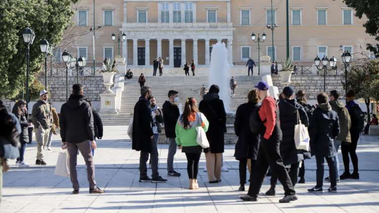 Κορονοϊός: Τα κρούσματα πέφτουν, οι νεκροί αυξάνονται - 200 σε 48 ώρες - Σε δύο δόσεις η χαλάρωση των μέτρων