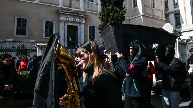 Μαυροντυμένοι καλλιτέχνες &quot;κηδεύουν&quot; τον πολιτισμό έξω από το ΣτΕ: Πορεία με φέρετρα και κηδειόχαρτα [εικόνες]