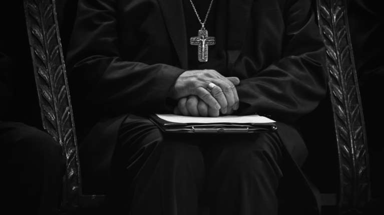 &quot;Σεισμός&quot; στις ΗΠΑ από πρώην επίσκοπο: Συγκάλυπτε επί 25 χρόνια παιδεραστές ιερείς