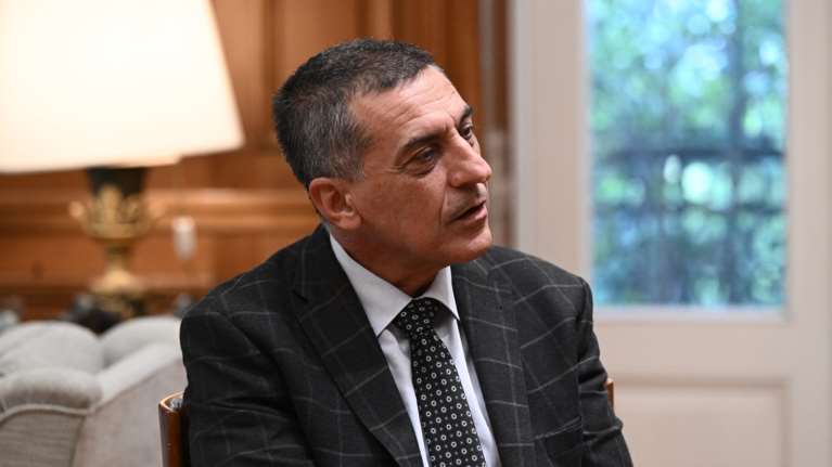 Δημήτρης Κουρέτας: Από τα προσφυγικά της Πάτρας στο Χάρβαρντ - Ποιος είναι ο νέος Περιφερειάρχης Θεσσαλίας