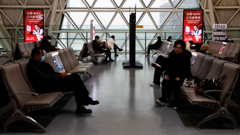 Κορονοϊός:  Με υποχρεωτικό τεστ 48 ώρων και μάσκα οι ταξιδιώτες από την Κίνα- Τι αποφάσισε η σύσκεψη στο Μαξίμου