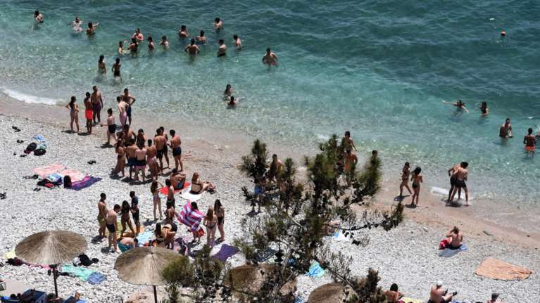 Καιρός: Αυγούστιατικες θερμοκρασίες με τον υδράργυρο να χτυπάει 37άρια - Σε ποιες περιοχές θα έχει συννεφιά και βροχή