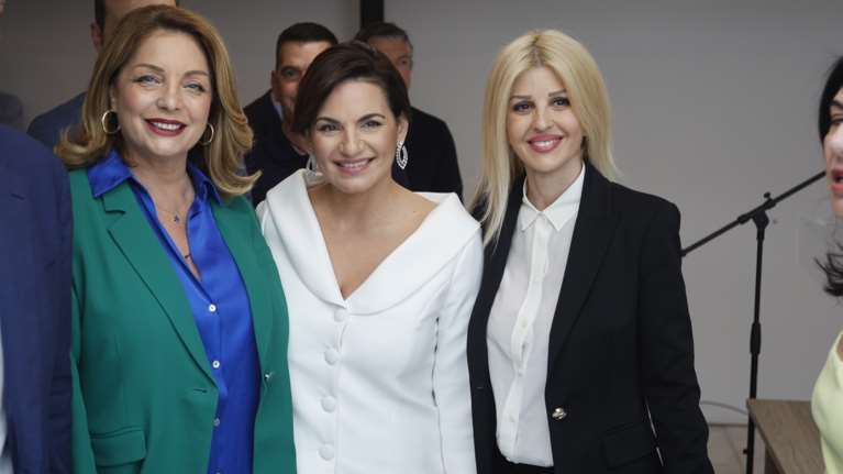 Γκερέκου, Κεφαλογιάννη, Ράπτη: Στιλάτες στο υπουργείο Τουρισμού - Το color blocking και το κλασικό μαυρόασπρο