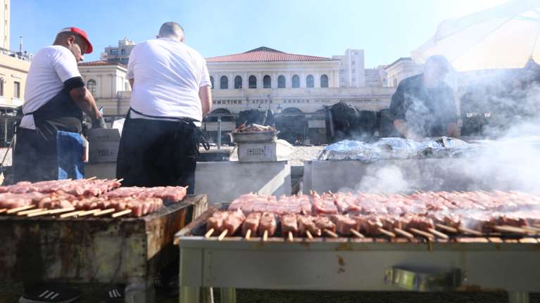 Τσικνοπέμπτη: Πύρωσαν οι ψησταριές στη Βαρβάκειο - Περισσότερα από 800 κιλά κρέατος στα... κάρβουνα