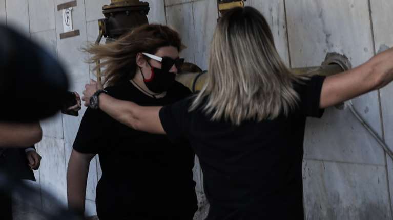 Ανατροπή από τη Δήμητρα Πισπιρίγκου: &quot;Δεν είπα ποτέ ότι είδα αίμα στο στόμα της Ίριδας&quot; - Πώς &quot;καίει&quot; την αδελφή της