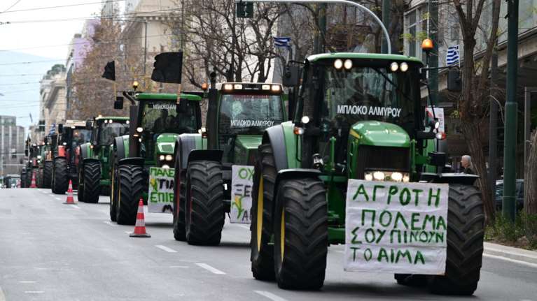 Αγρότες: Έφυγαν τα τρακτέρ από το Σύνταγμα - Κανονικά η κυκλοφορία στους δρόμους [εικόνες - βίντεο]
