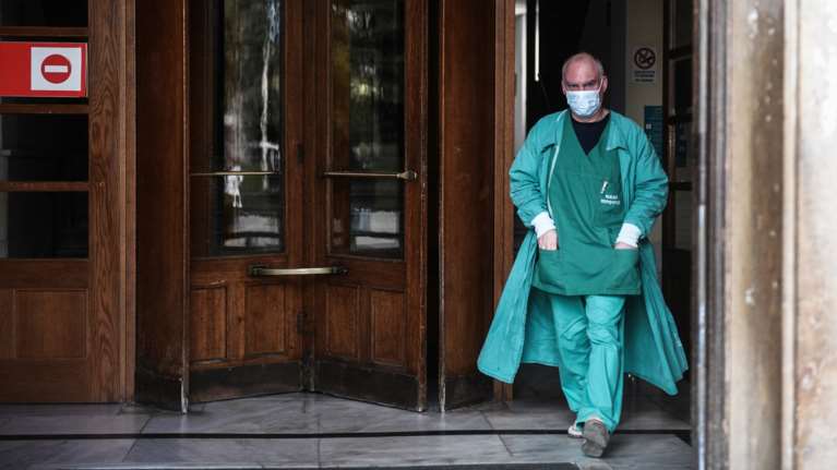 Κεραυνοβόλος μηνιγγίτιδα: Τα πρώτα συμπτώματα που πρέπει να μας ανησυχήσουν - Νεκρός 20χρονος, νοσηλεύεται παιδί 2,5 ετών