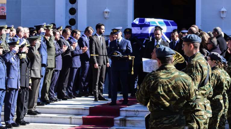 Θρήνος στο τελευταίο αντίο στον υποσμηναγό Τουρούτσικα - Φώναζαν &quot;αθάνατος&quot; [εικόνες - βίντεο]