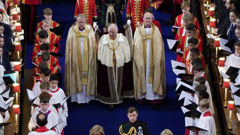 Στέψη Καρόλου: Ο βυζαντινός ψαλμός 71 που ακούστηκε τη στιγμή παράδοσης του ξίφους στον βασιλιά [βίντεο]