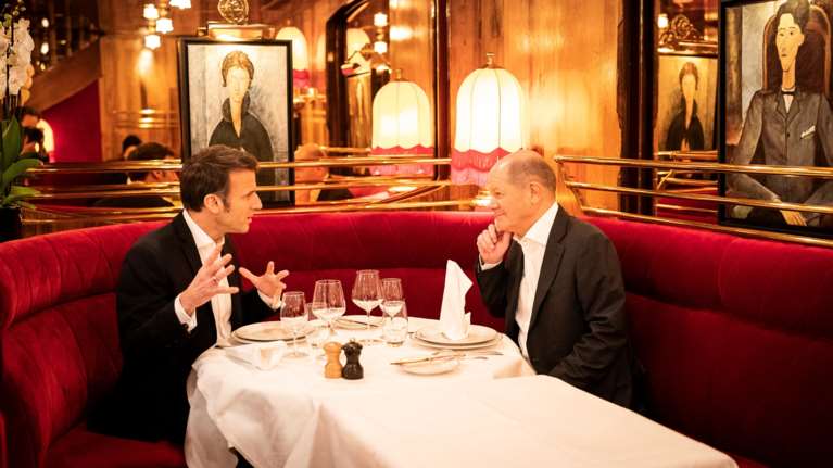 Γιατί ο Μακρόν έκανε το τραπέζι στον Σολτς στη φημισμένη brasserie &quot;La Rotonde&quot; - Το μενού με σαλιγκάρια και θαλασσινά