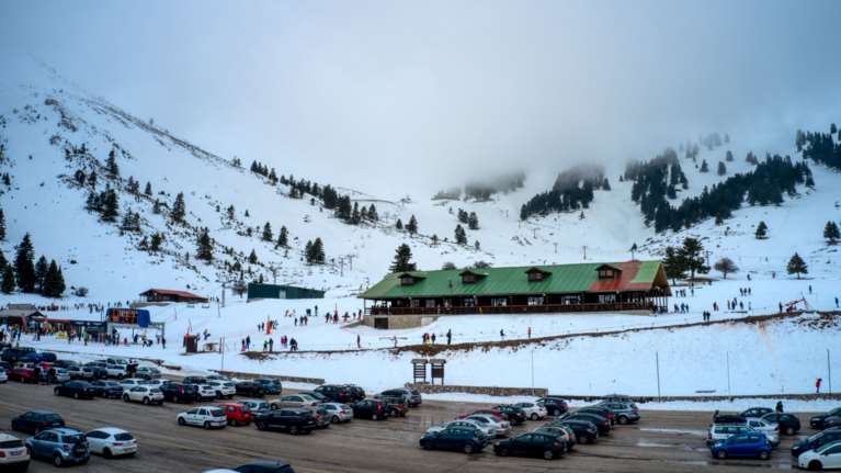 &quot;Βράζουν&quot; τα Καλάβρυτα: Στο 40% ο δείκτης θετικότητας μετά τους χιλιάδες επισκέπτες των εορτών