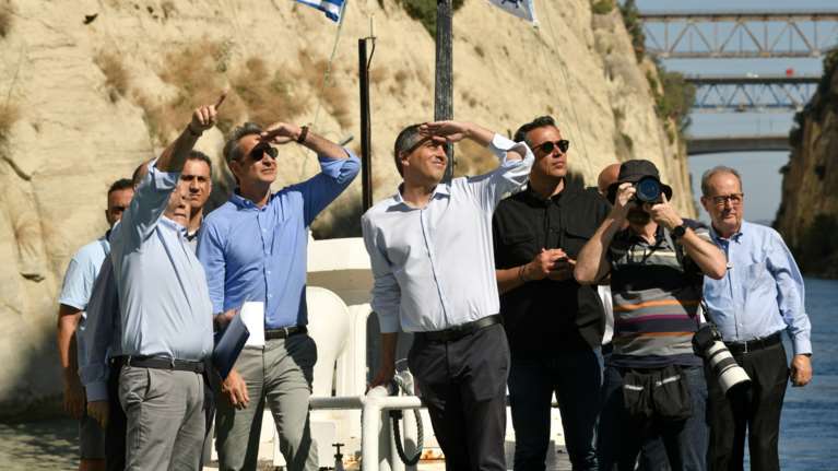 Με πλωτό σκάφος στη Διώρυγα της Κορίνθου ο Κυριάκος Μητσοτάκης - &quot;Έχει γίνει μια σπουδαία δουλειά&quot; [Εικόνες - Βίντεο]