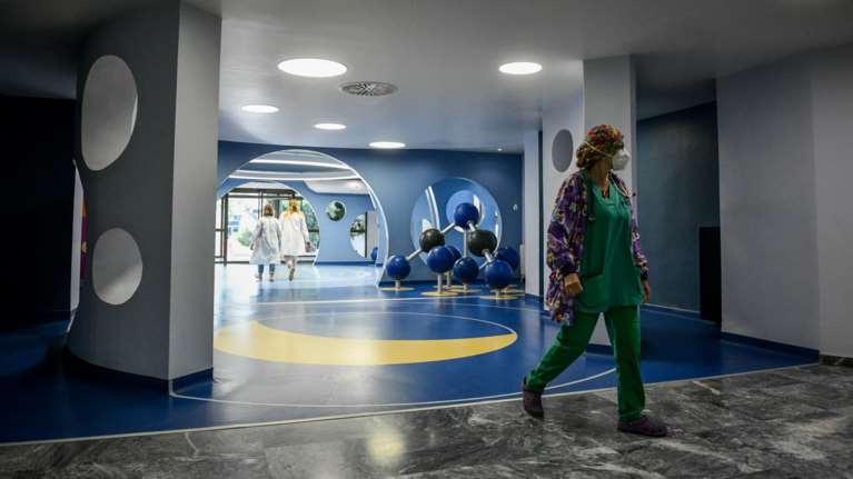 Ασφυξία στα νοσοκομεία Παίδων λόγω των ιώσεων: Ένα στα επτά παιδιά χρειάζεται να νοσηλευτεί