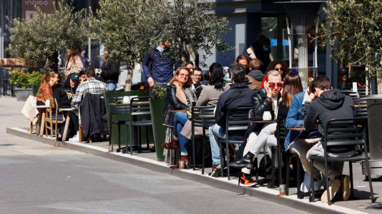 Κορονοϊός: Οι μισοί ενήλικες στις ΗΠΑ έχουν εμβολιαστεί -  Η κουρασμένη Ευρώπη αίρει τα περιοριστικά μέτρα