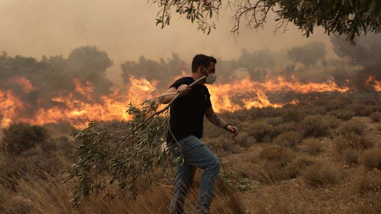 Φωτιά σε Δερβενοχώρια - Δ. Αττική: Συνεχίζεται η μάχη να μην περάσει στην Πάρνηθα - Βελτιωμένη η εικόνα στο Λουτράκι
