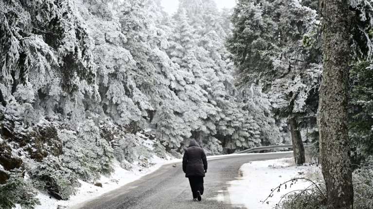 Καιρός: Τρία χαμηλά βαρομετρικά θα σαρώσουν τη χώρα από το απόγευμα – Έρχονται Χριστούγεννα με χιόνια και τσουχτερό κρύο