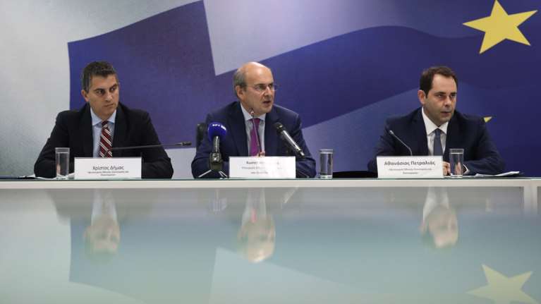 12 αυξήσεις αποδοχών και 12 μειώσεις φόρων το 2025: Η εξειδίκευση των μέτρων της ΔΕΘ από το οικονομικό επιτελείο