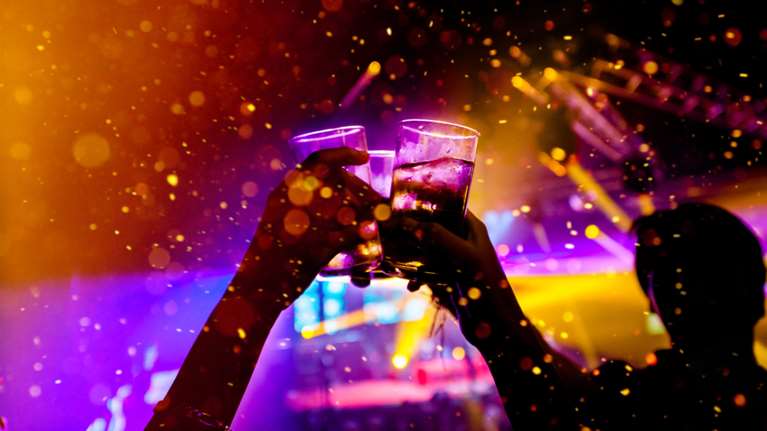 &quot;Πυρετός το Σαββατόβραδο&quot; σε 29 νυχτερινά κέντρα: Αύξηση τζίρου... 50% στα μπουζούκια μετά τους ελέγχους της εφορίας