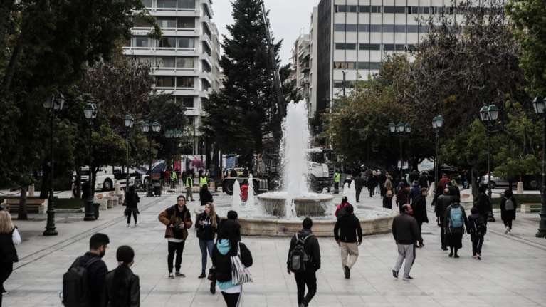 Νέα περιοριστικά μέτρα ζητούν οι ειδικοί - &quot;Όχι&quot; σε lockdown, μόνη λύση οι εμβολιασμοί, λέει η κυβέρνηση