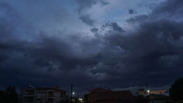 Εφτασε στην Αττική η κακοκαιρία Eva: Σφοδρές καταιγίδες σε όλη τη χώρα, σε ελεύθερη πτώση η θερμοκρασία [βίντεο]