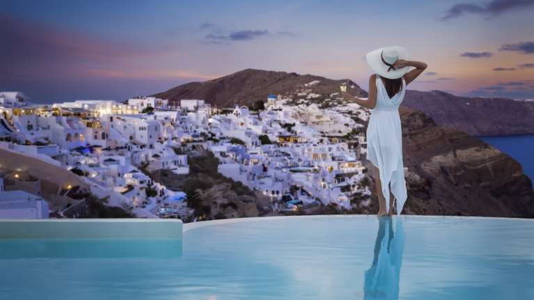 Τρελό &quot;πάρτι&quot; με τα αυθαίρετα σε Μύκονο και Σαντορίνη - Οι πισίνες, τα τζακούζι και τα... πρόστιμα που έρχονται