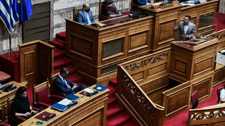 "Ηλεκτρική" σύγκρουση κυβέρνησης - ΣΥΡΙΖΑ για την ενέργεια με προεκλογικό άρωμα - Τα σποτ και τα "λεφτόδεντρα"