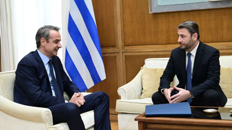 Τι συζήτησαν Μητσοτάκης και Ανδρουλάκης μπροστά και πίσω από τις κάμερες: &quot;Η συναίνεση είναι ένα τανγκό που αφορά δύο&quot;