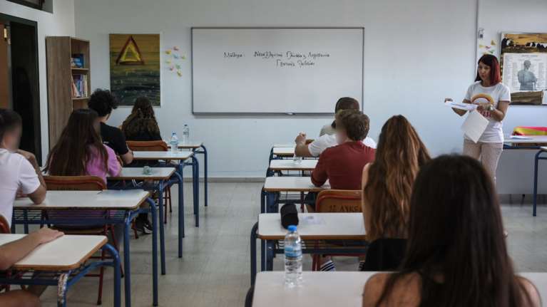 Πανελλήνιες 2024: Με ιδιαιτερότητες τα θέματα στην Ιστορία, &quot;χρονοβόρα&quot; η Φυσική, απαιτητική η Οικονομία