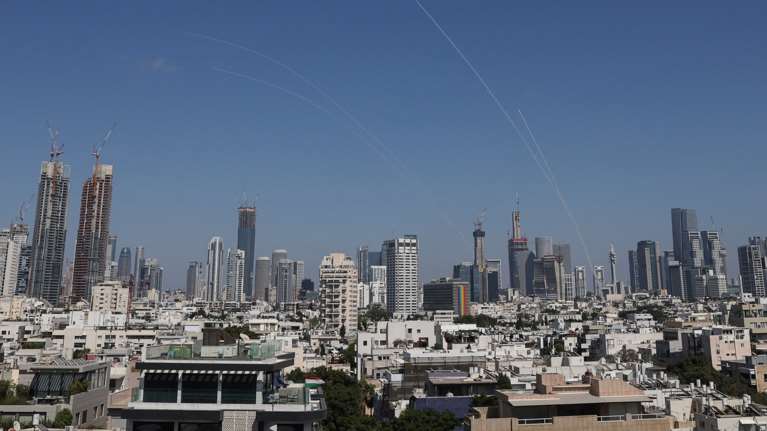 Ήχησαν σειρήνες στο Ισραήλ: Νέο κύμα ιρανικών πυραύλων, ισχυρές εκρήξεις σε πολλές πόλεις