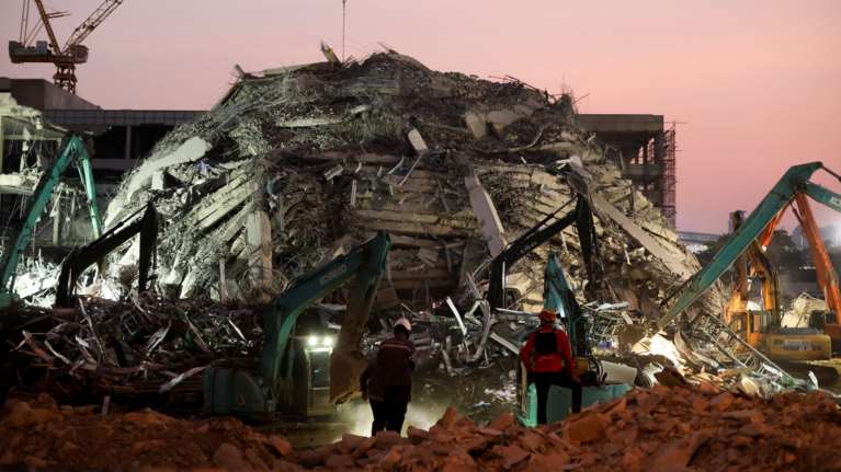 Σεισμός στη Μιανμάρ: Συνεχίζονται οι απέλπιδες προσπάθειες των διασωστών - Φόβοι για 50 έως και 100 χιλ. νεκρούς