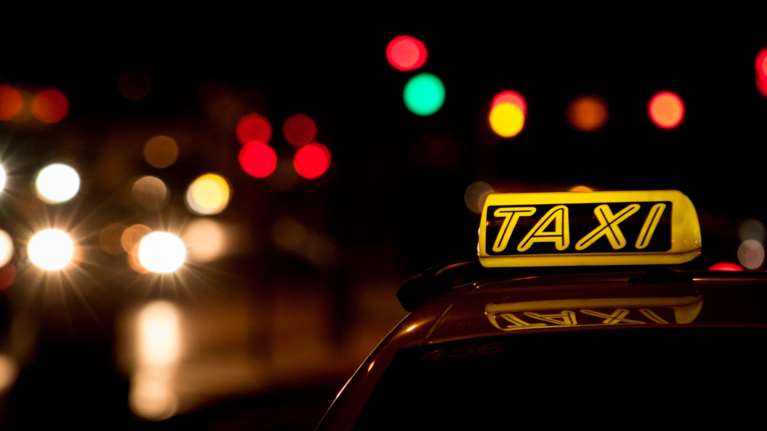 Φωτιά σε ταξί στο Πεδίον του Άρεως - Πού έχει διακοπεί η κυκλοφορία