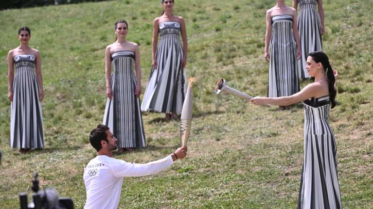 Η Ολυμπιακή Φλόγα ξεκινάει το ταξίδι της για το Παρίσι - Όλα όσα έγιναν στην τελετή αφής στην Αρχαία Ολυμπία [εικόνες - βίντεο]