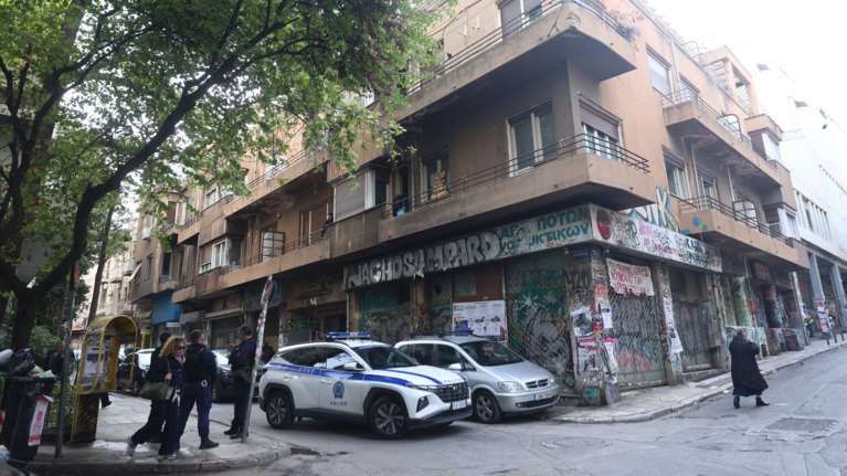 Εξάρχεια: Επιχείρηση της ΕΛ.ΑΣ. σε κτίριο υπό κατάληψη μετά τα επεισόδια του Σαββάτου - Βρήκαν πέτρες και καδρόνια