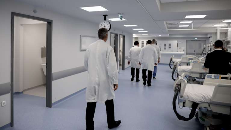 Candida auris: Τι μπορεί να προκαλέσει ο μύκητας που &quot;τρυπώνει&quot; στα νοσοκομεία - Ο ΕΟΔΥ εξηγεί