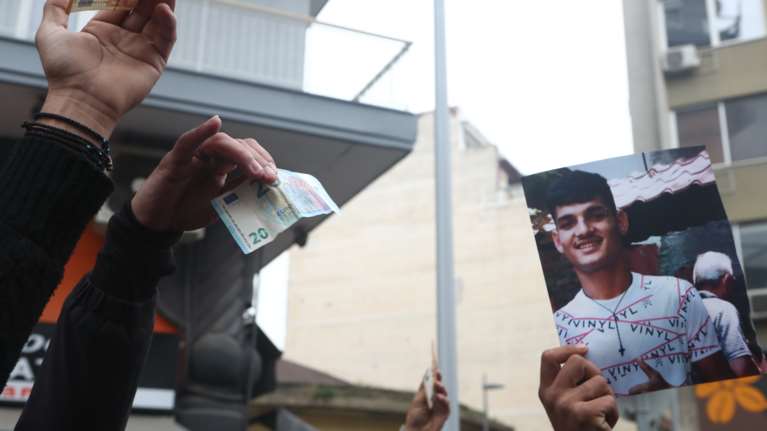 Θεσσαλονίκη: Ελεύθερος ο αστυνομικός που πυροβόλησε στο κεφάλι και σκότωσε τον 16χρονο Ρομά