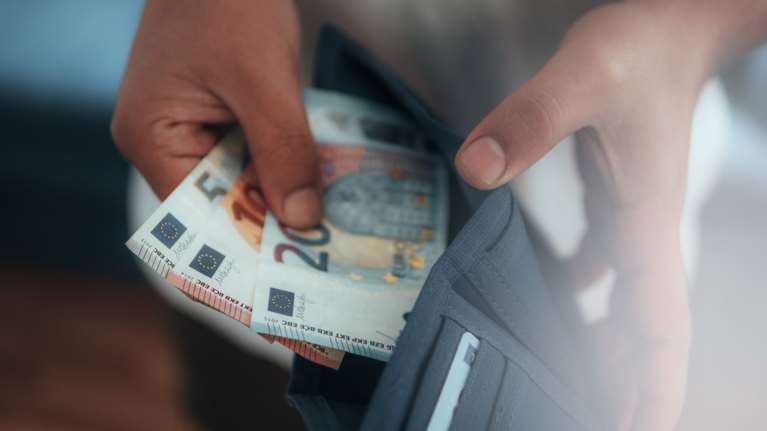 Αυτοί είναι σήμερα οι μισθοί στην Ελλάδα: Οι 7 στους 10 παίρνουν λιγότερα από 1.000 ευρώ καθαρά