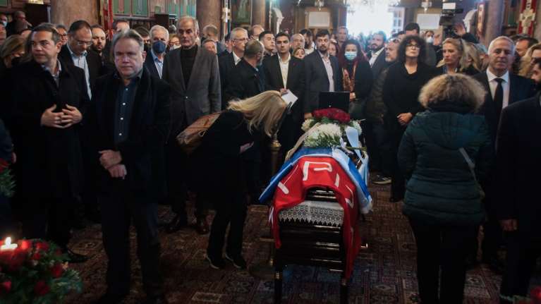 Βαρύ πένθος στην κηδεία του Νεκτάριου Σαντορινιού: Με δύο σημαίες το φέρετρο - Ποιοι έδωσαν το παρών [εικόνες-βίντεο]